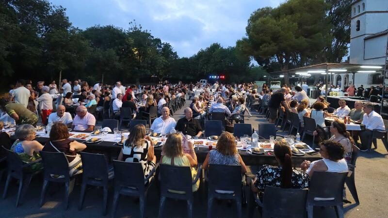 A summer night of community spirit at the Ermita de Sanz