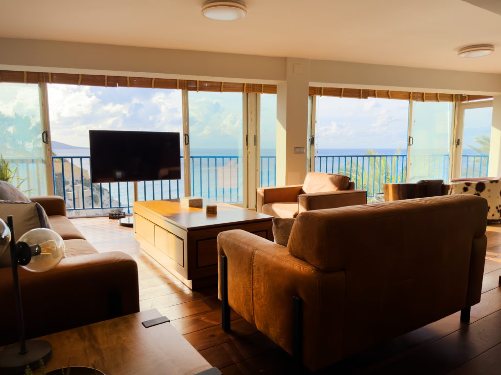Salón de Playa Pequeña Luxury abierto a la terraza panorámica