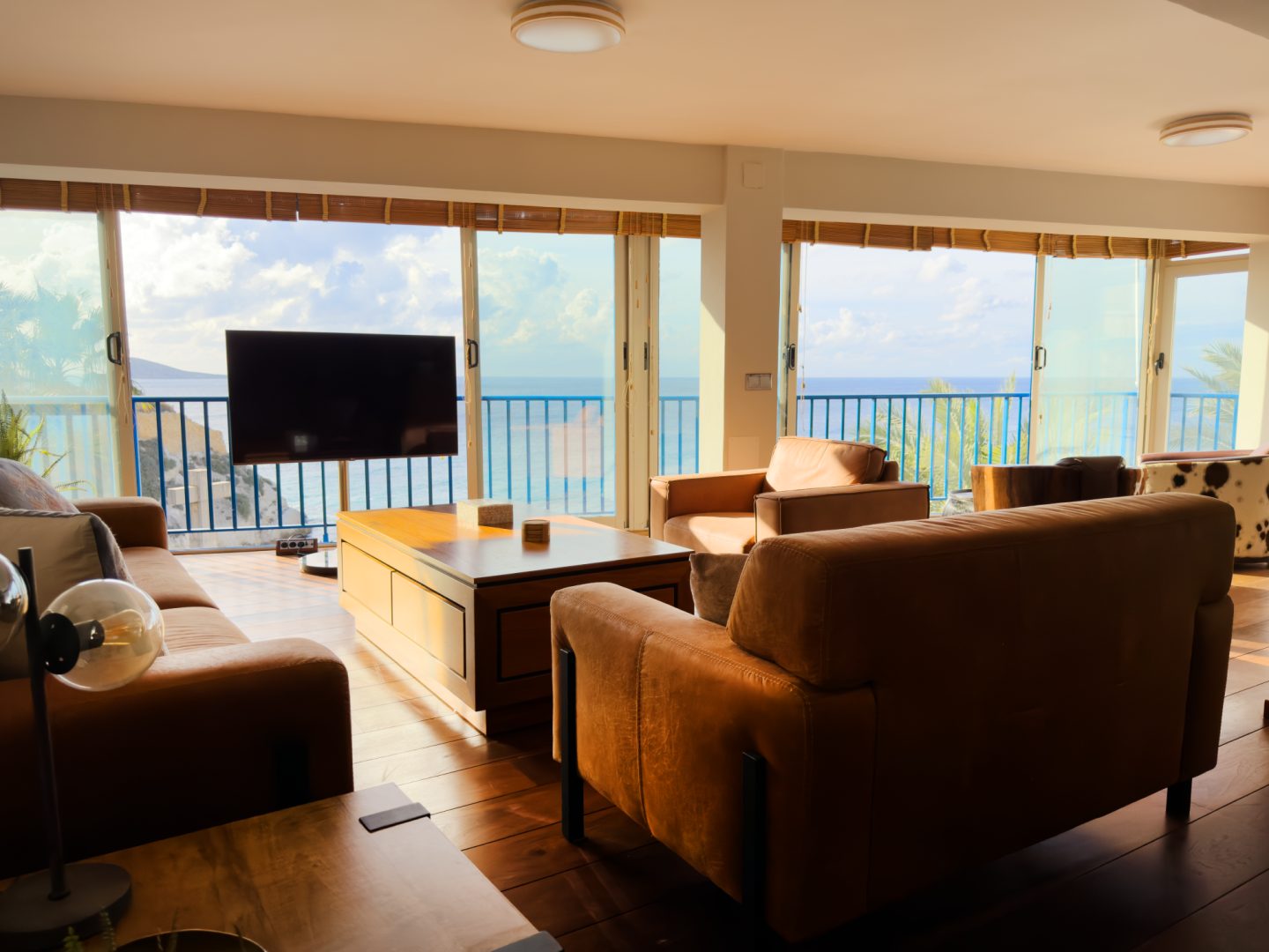 Salón de Playa Pequeña Luxury abierto a la terraza panorámica