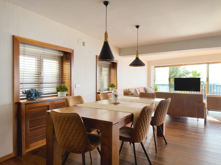 Comedor para seis con luz natural