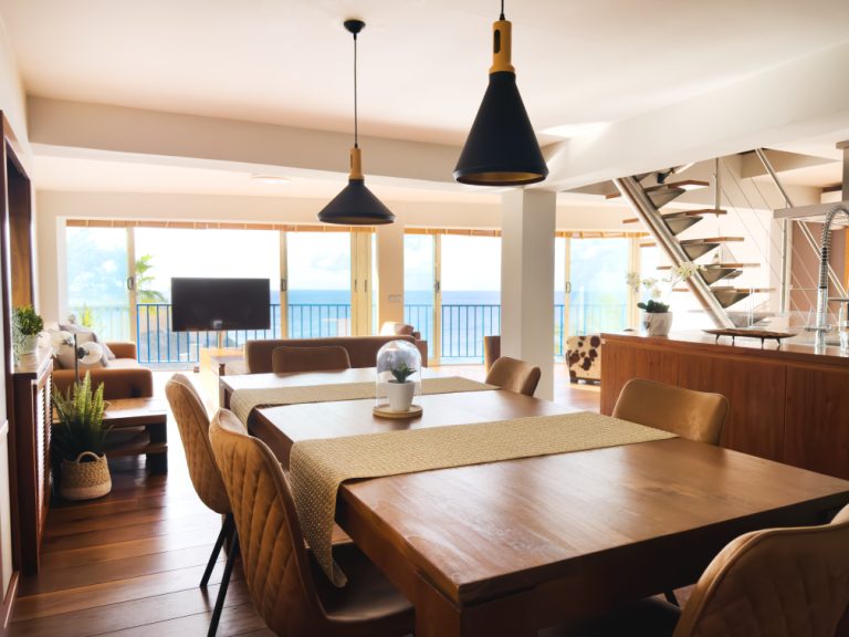Comedor y escalera, con la cocina al fondo