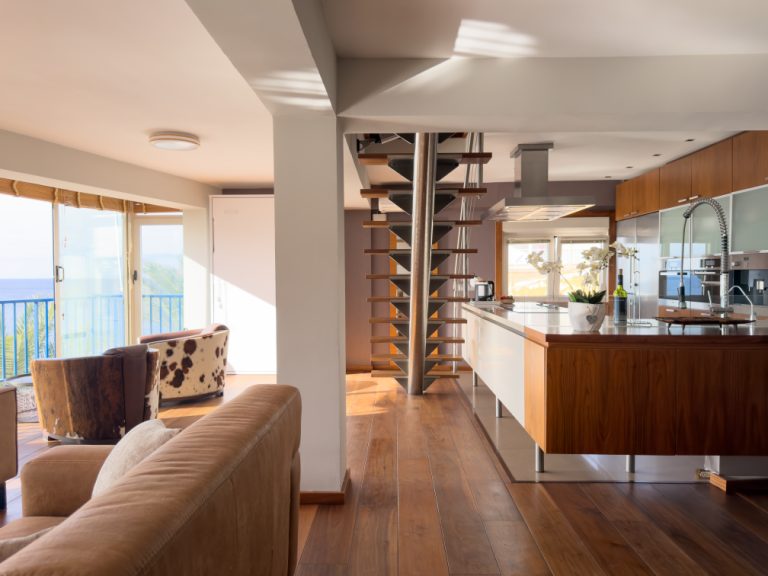 Cocina y salón integrados frente al horizonte