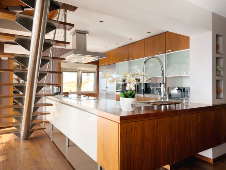 La cocina, con la escalera de caracol al lado