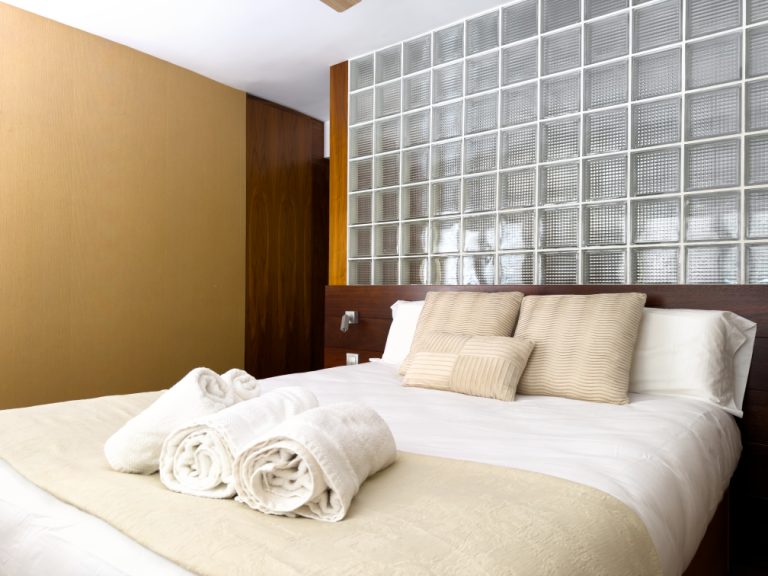 Detalle de la cama del dormitorio principal