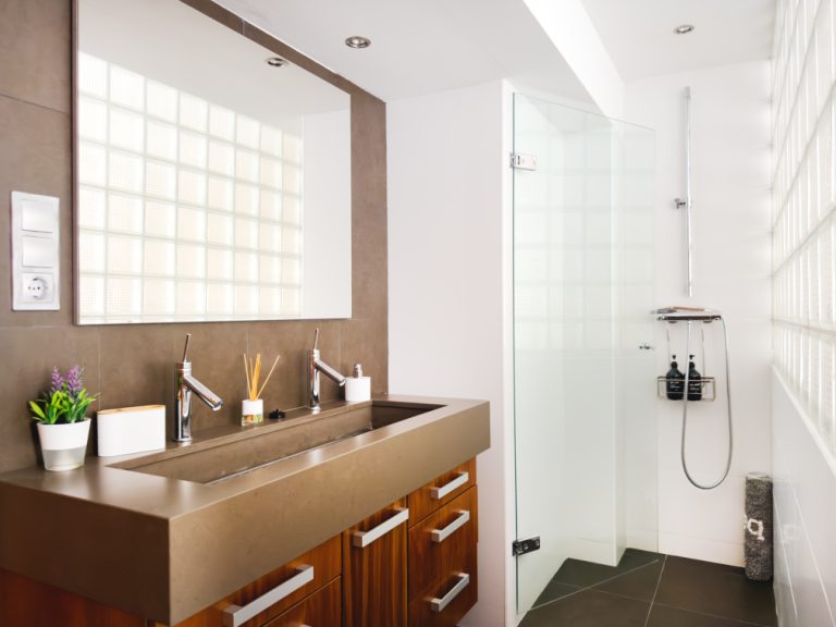 Baño con lavabo corrido y ducha