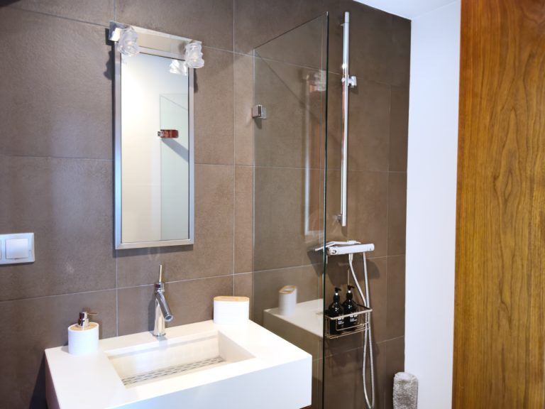 Baño con ducha de obra