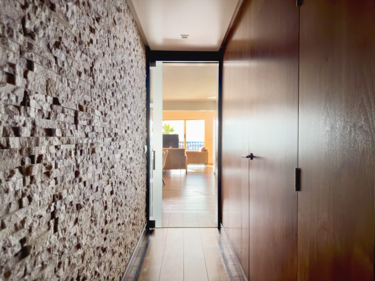 Pasillo con pared de piedra natural