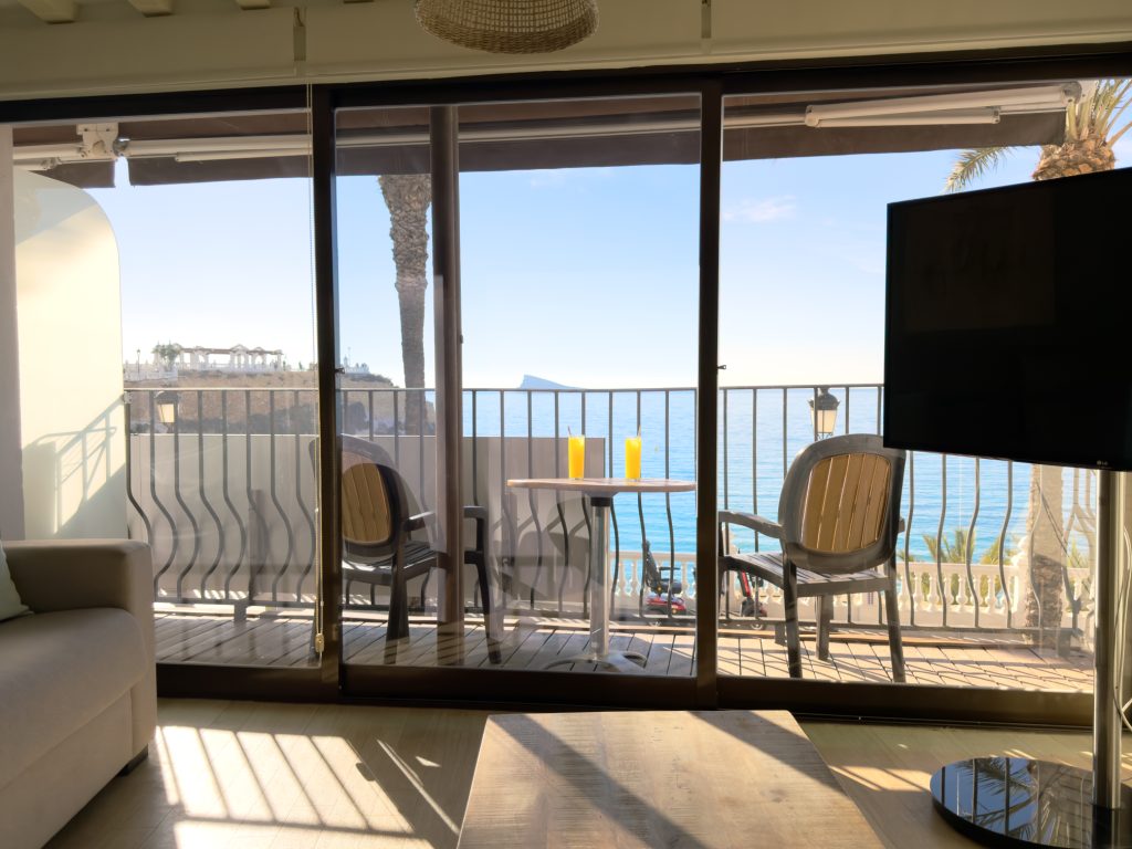 Salón de Playa Pequeña 1 con la terraza y el mar al fondo