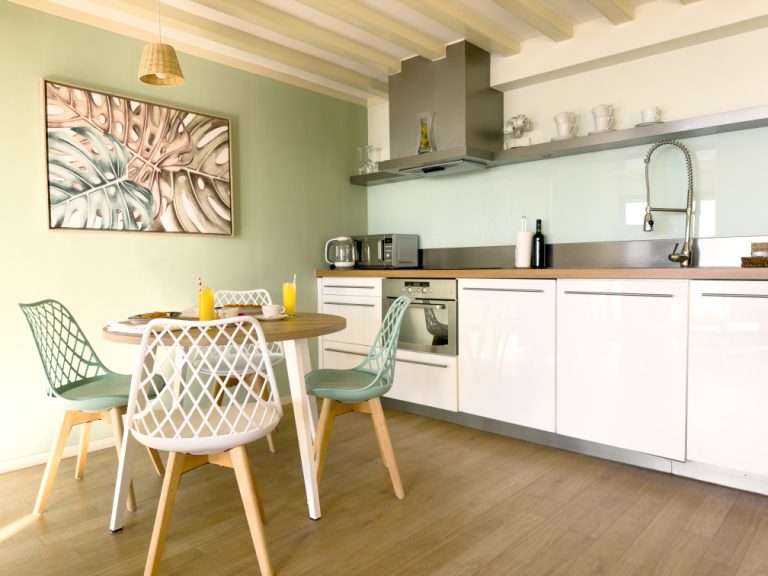 Cocina abierta y mesa de comedor