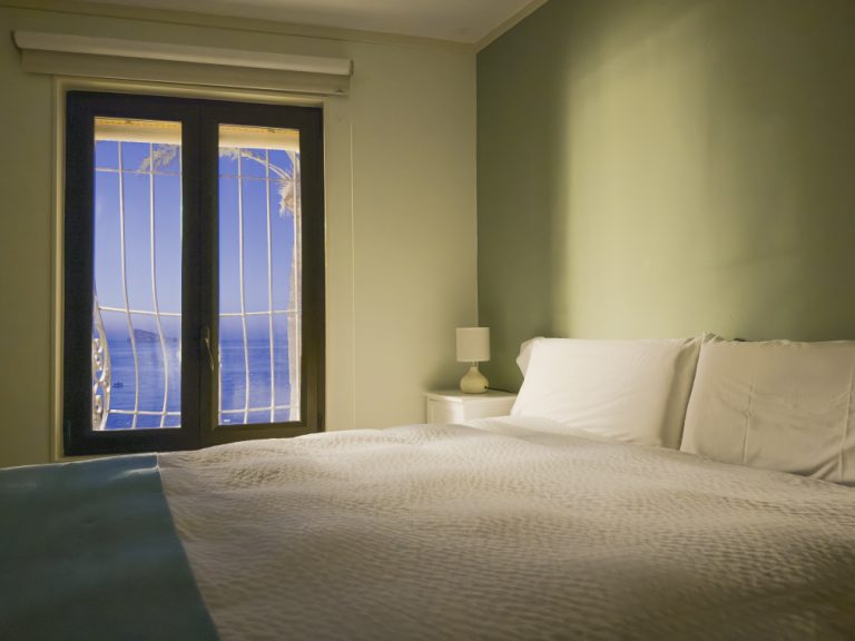 Dormitorio con vistas al mar desde la cama
