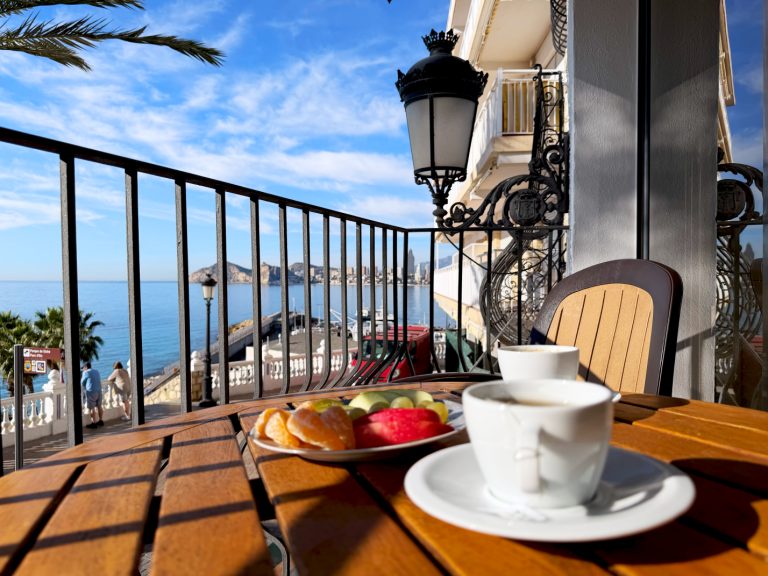 Desayuno en la terraza, con el Mediterráneo delante