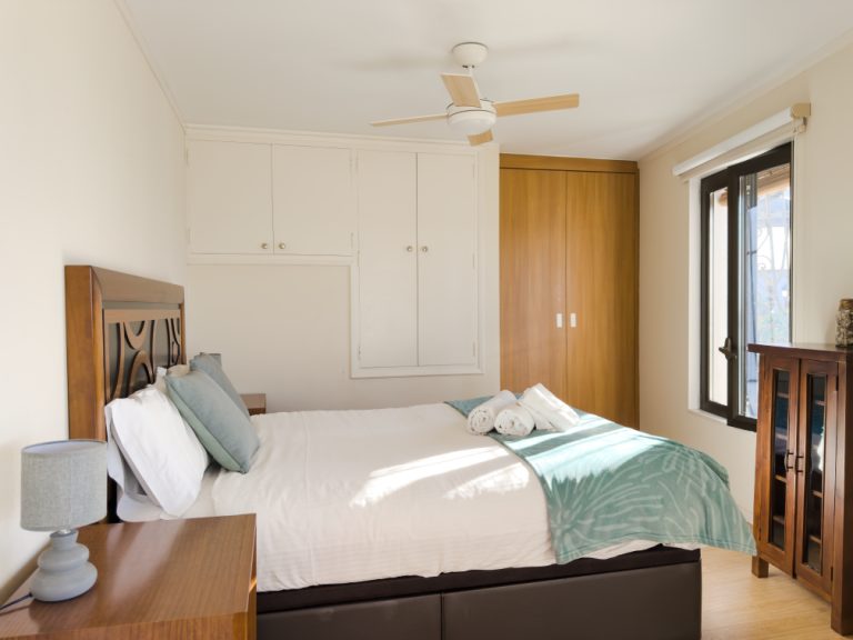 El dormitorio con los armarios y la ventana