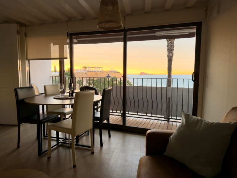 Comedor con la luz del atardecer